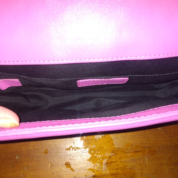 Leather magenta handbag with metal glass closure and metal chain embellish strap - Picture 8 of 13